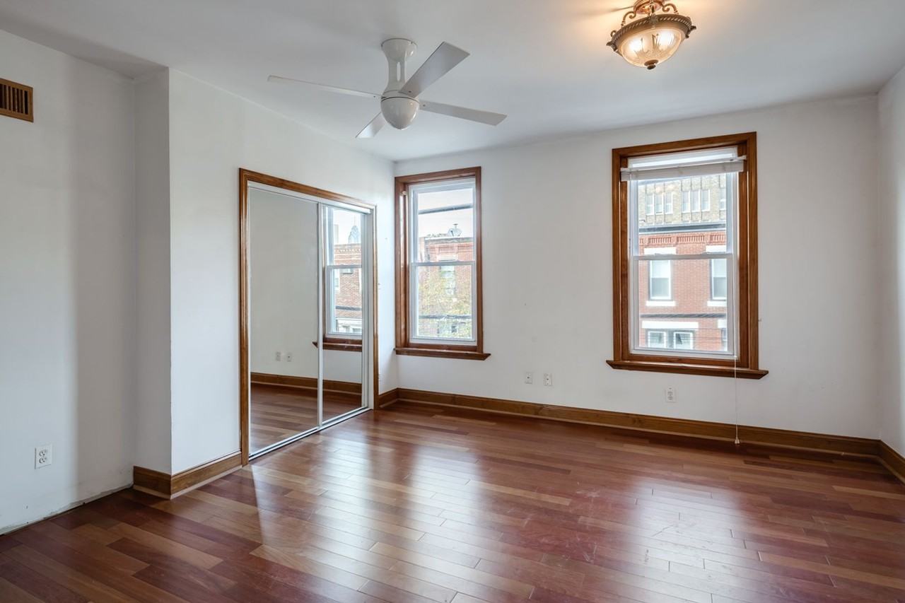 2410 Carpenter St - Photo 3 of 15