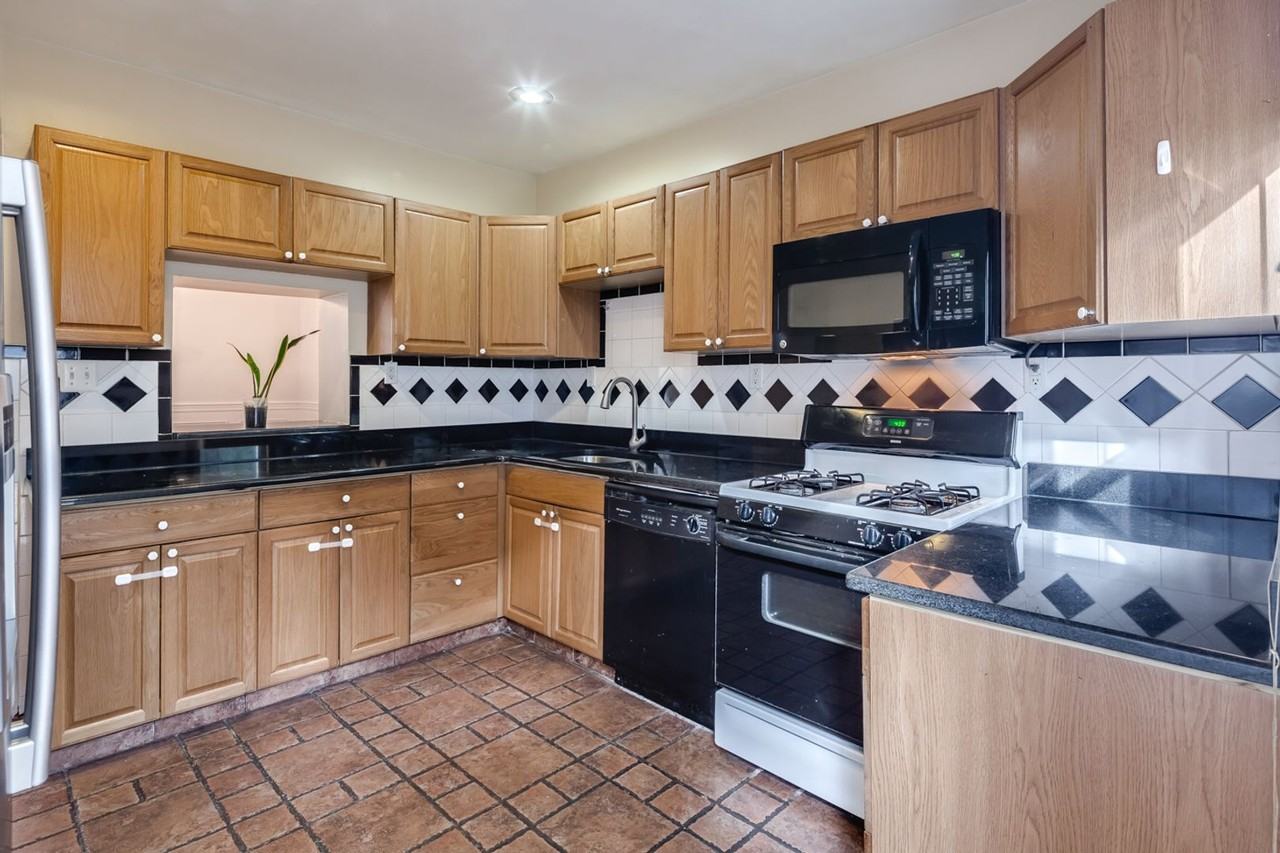 2410 Carpenter St - Photo 6 of 15