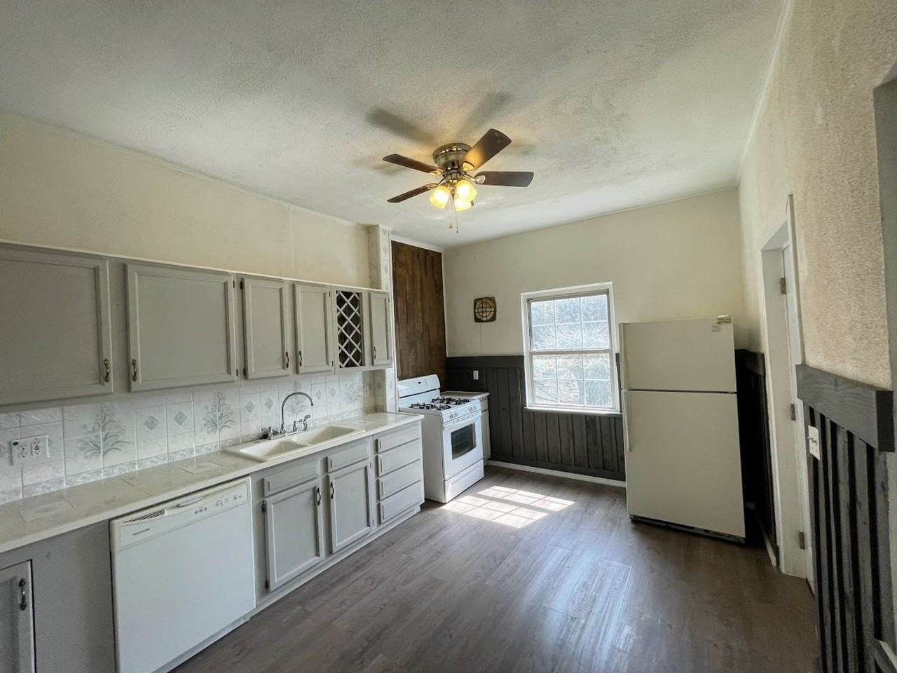 1817 Davis Ave - Photo 4 of 19