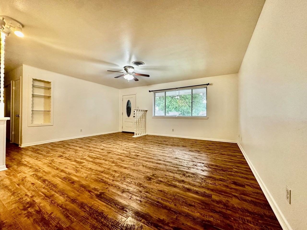 1102 Donna Kay Dr - Photo 2 of 11