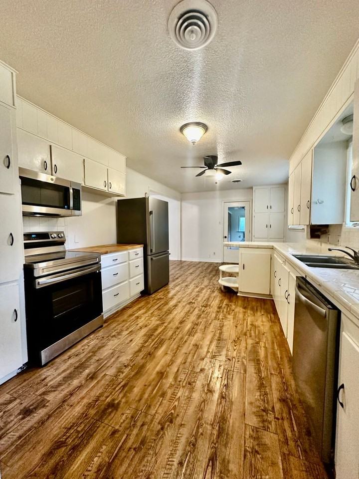 1102 Donna Kay Dr - Photo 3 of 11