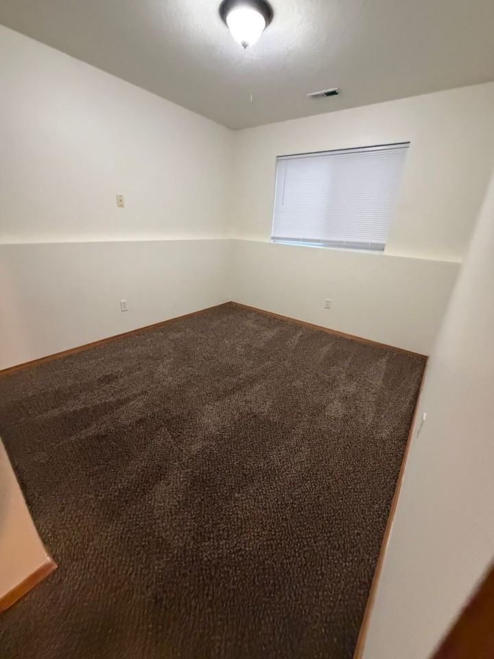 8011 Hudson Dr - Photo 7 of 23