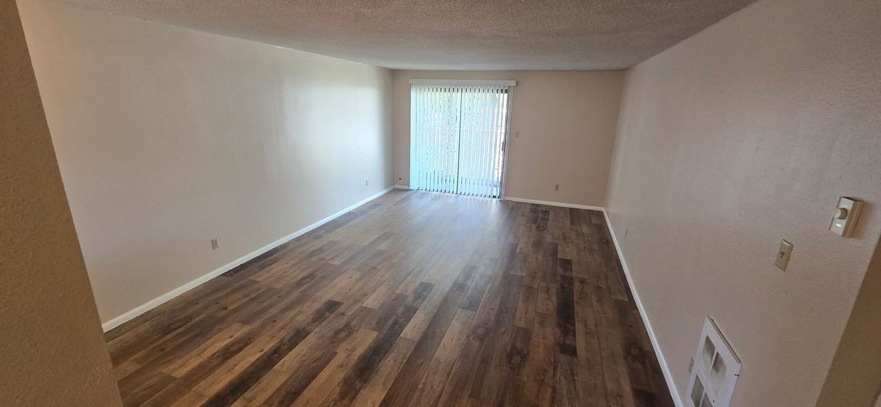 3226 Summers Ln - Photo 2 of 8