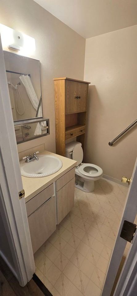 3226 Summers Ln - Photo 6 of 8