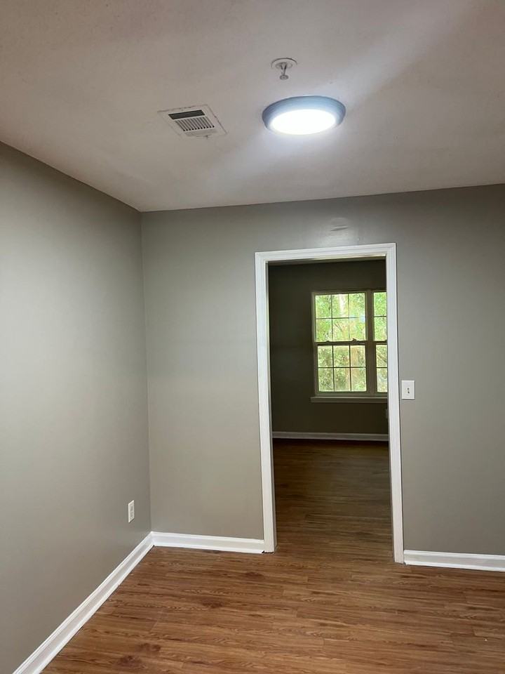 1073 Thornwoode Ln - Photo 4 of 10