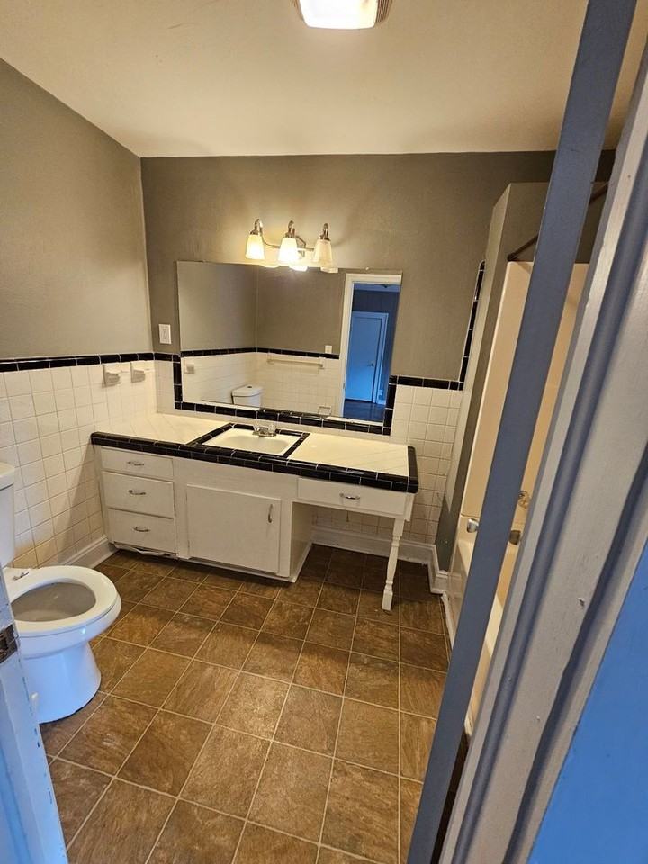 211 W Rasch Rd - Photo 3 of 8