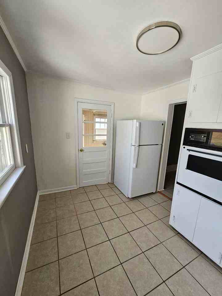 211 W Rasch Rd - Photo 7 of 8