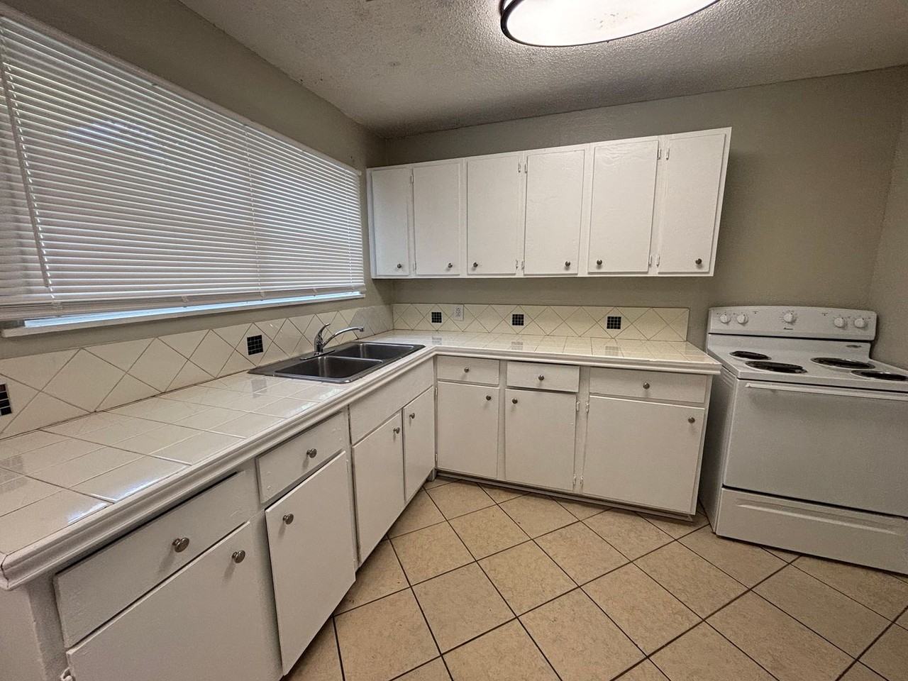 1138 1st Ave N - Photo 2 of 13