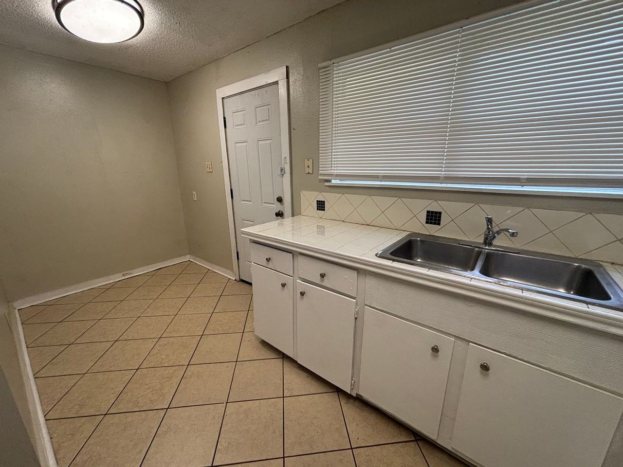 1138 1st Ave N - Photo 3 of 13