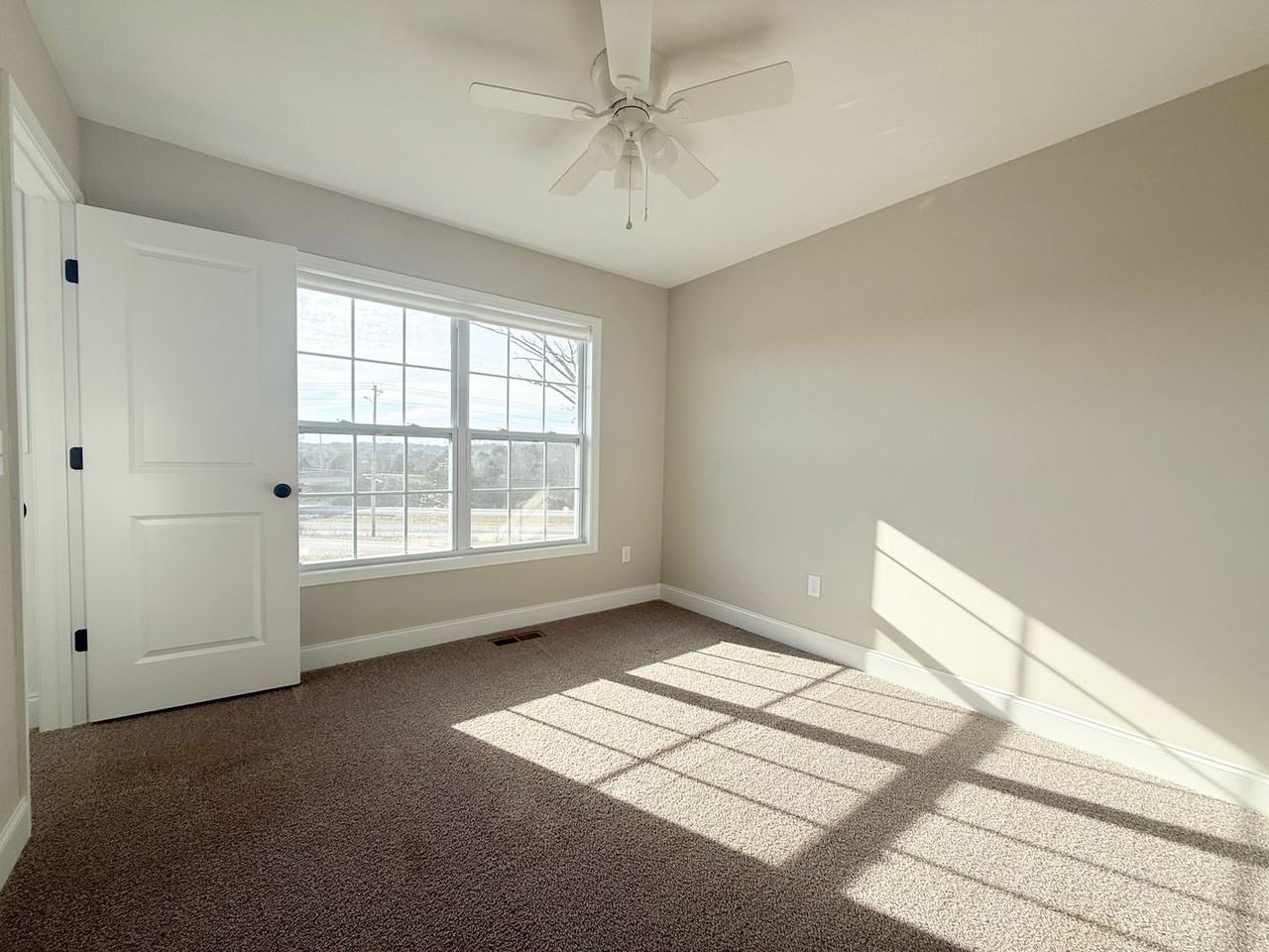 5200 Oak Point Ct - Photo 2 of 26