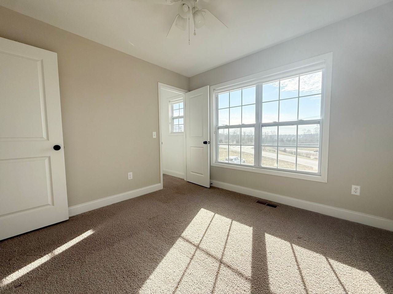 5200 Oak Point Ct - Photo 3 of 26