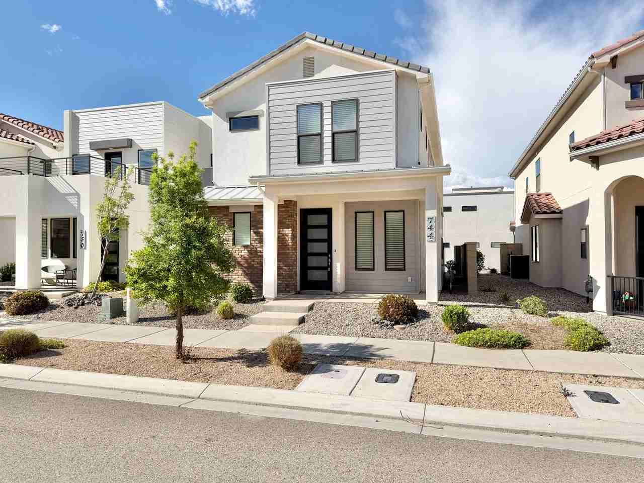 744 W Scarlet Hill Dr - Photo 3 of 50