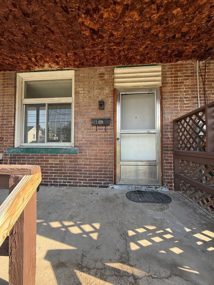 613 Climax St - Photo 2 of 16