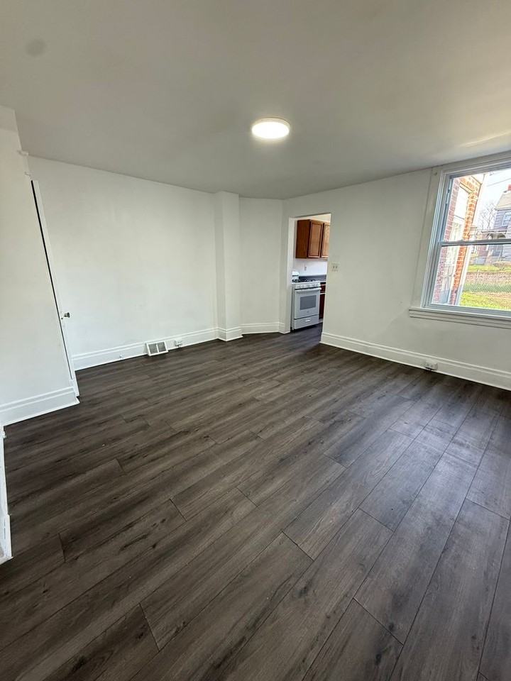 613 Climax St - Photo 5 of 16