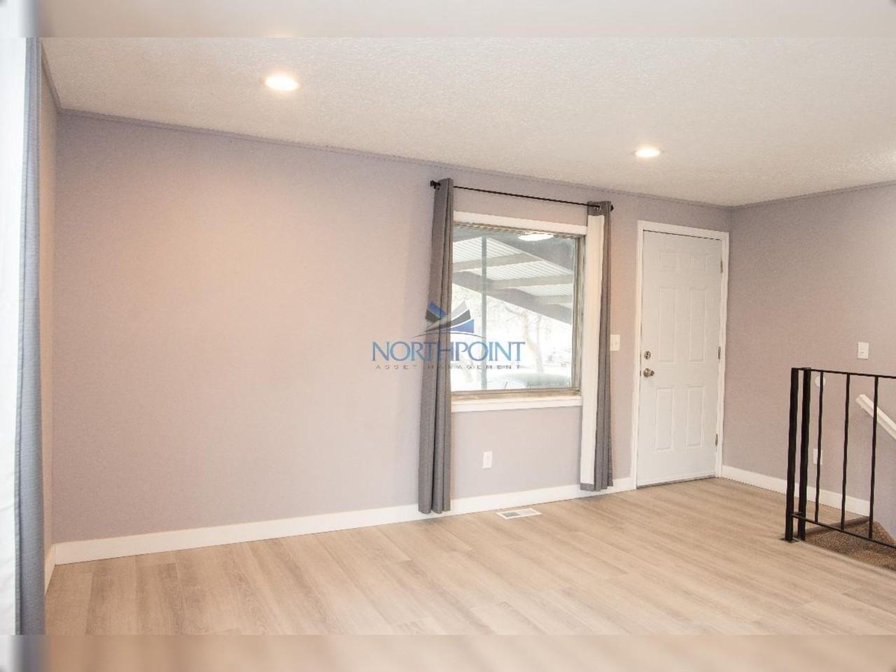 Bright & Open 2 bed 2 bath - Photo 2 of 20