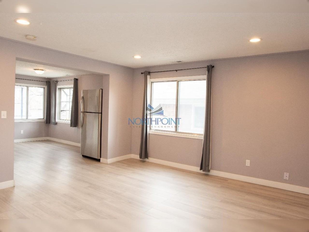 Bright & Open 2 bed 2 bath - Photo 4 of 20