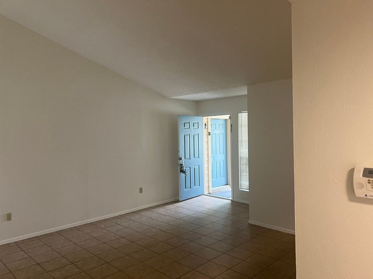 1911 Gracy Farms Ln - Photo 3 of 11