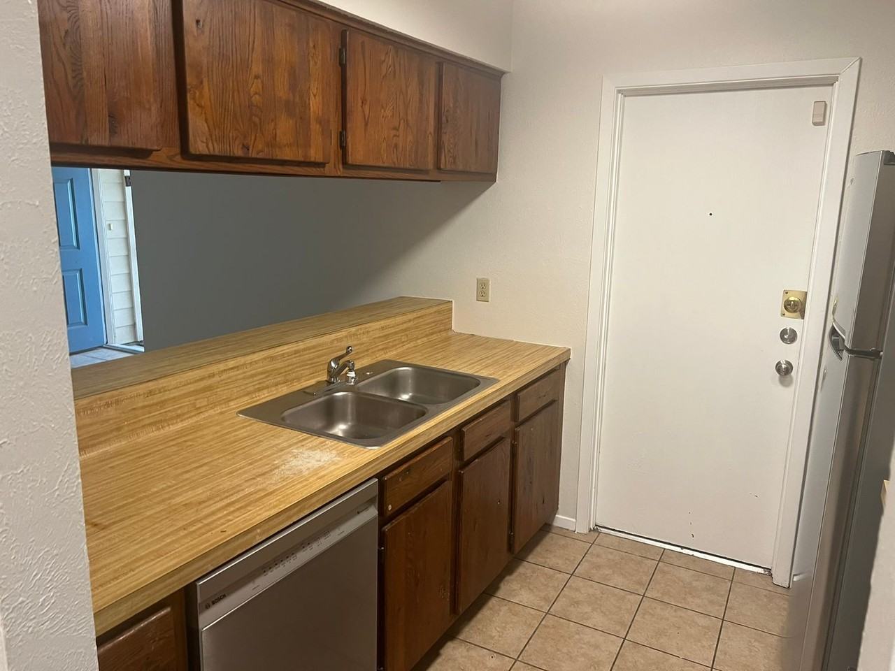 1911 Gracy Farms Ln - Photo 7 of 11