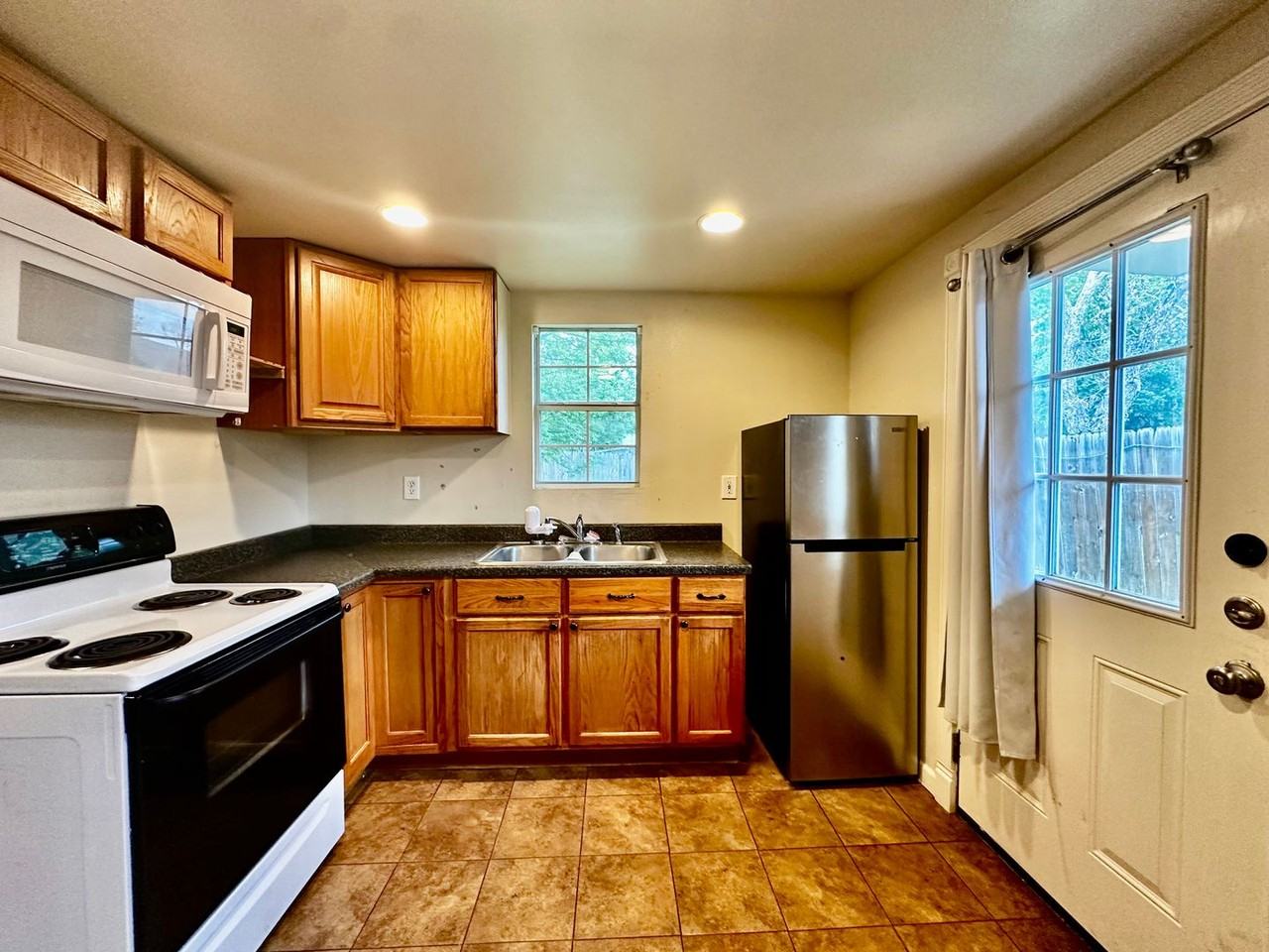 936 1/2 Garden St - Photo 2 of 8