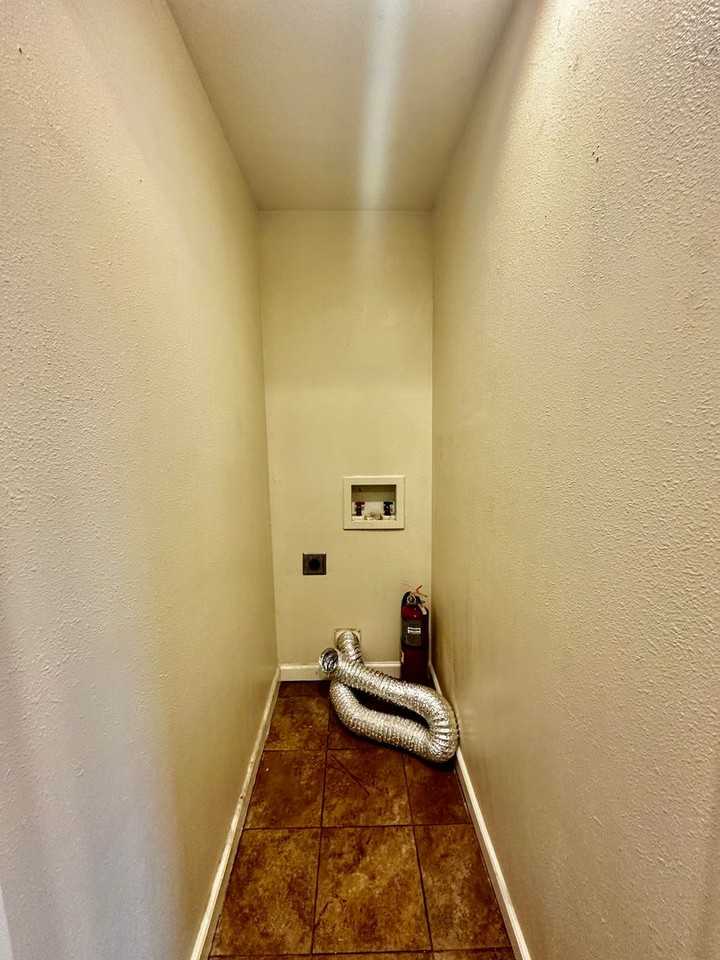 936 1/2 Garden St - Photo 7 of 8