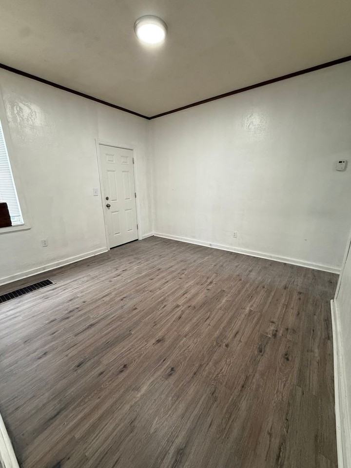 1104 Langtry St - Photo 2 of 19