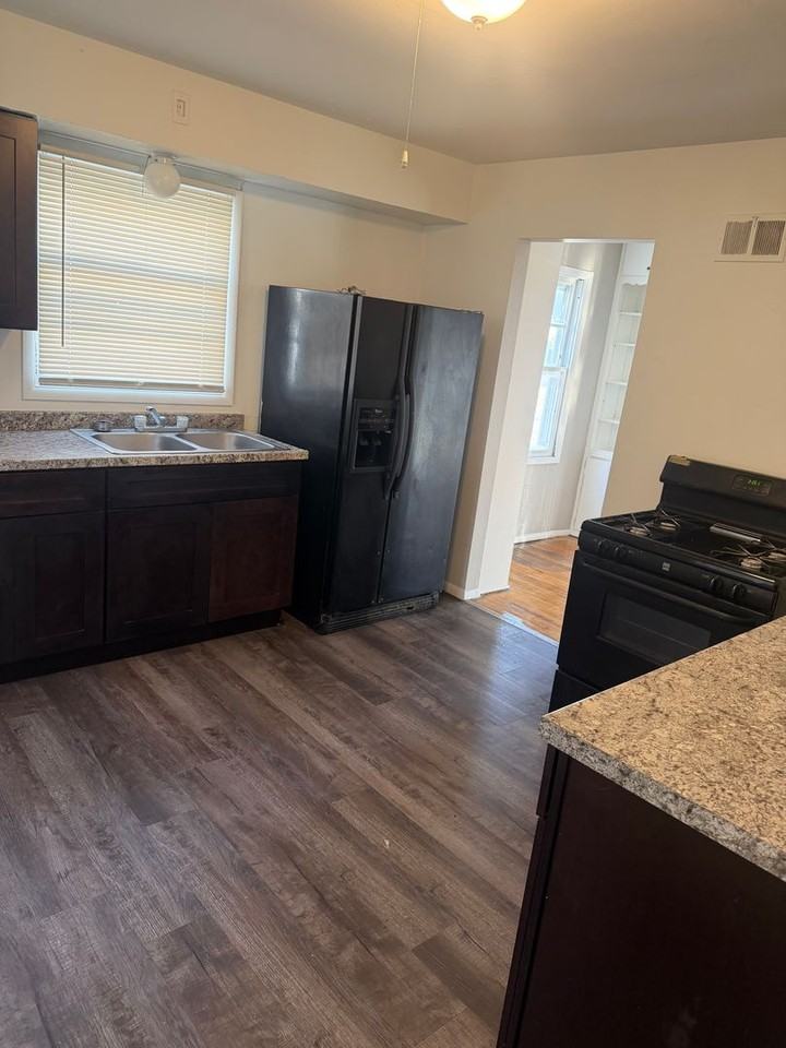 3000 W Carmen Ave - Photo 5 of 6