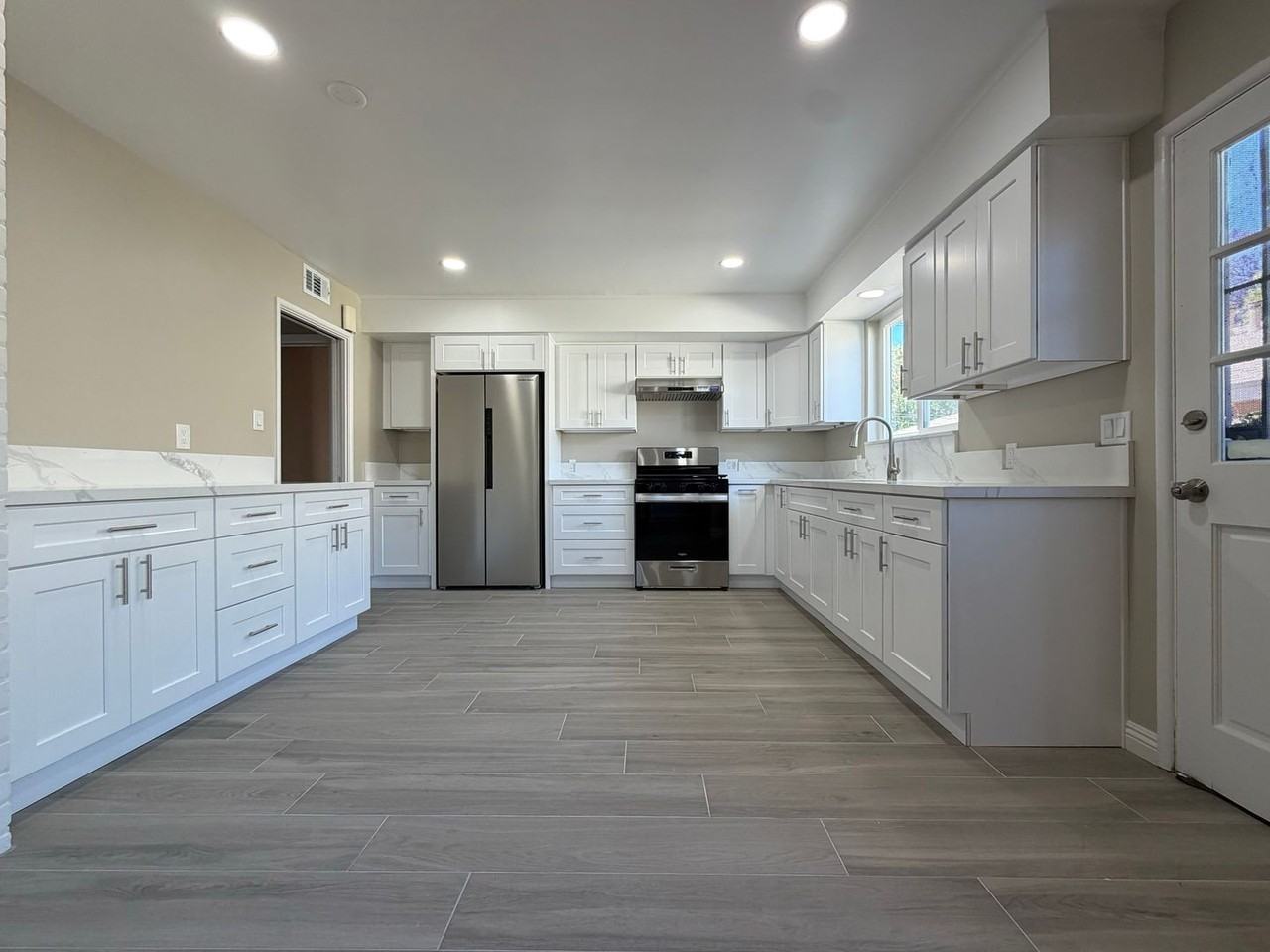 12231 Diane St - Photo 2 of 23