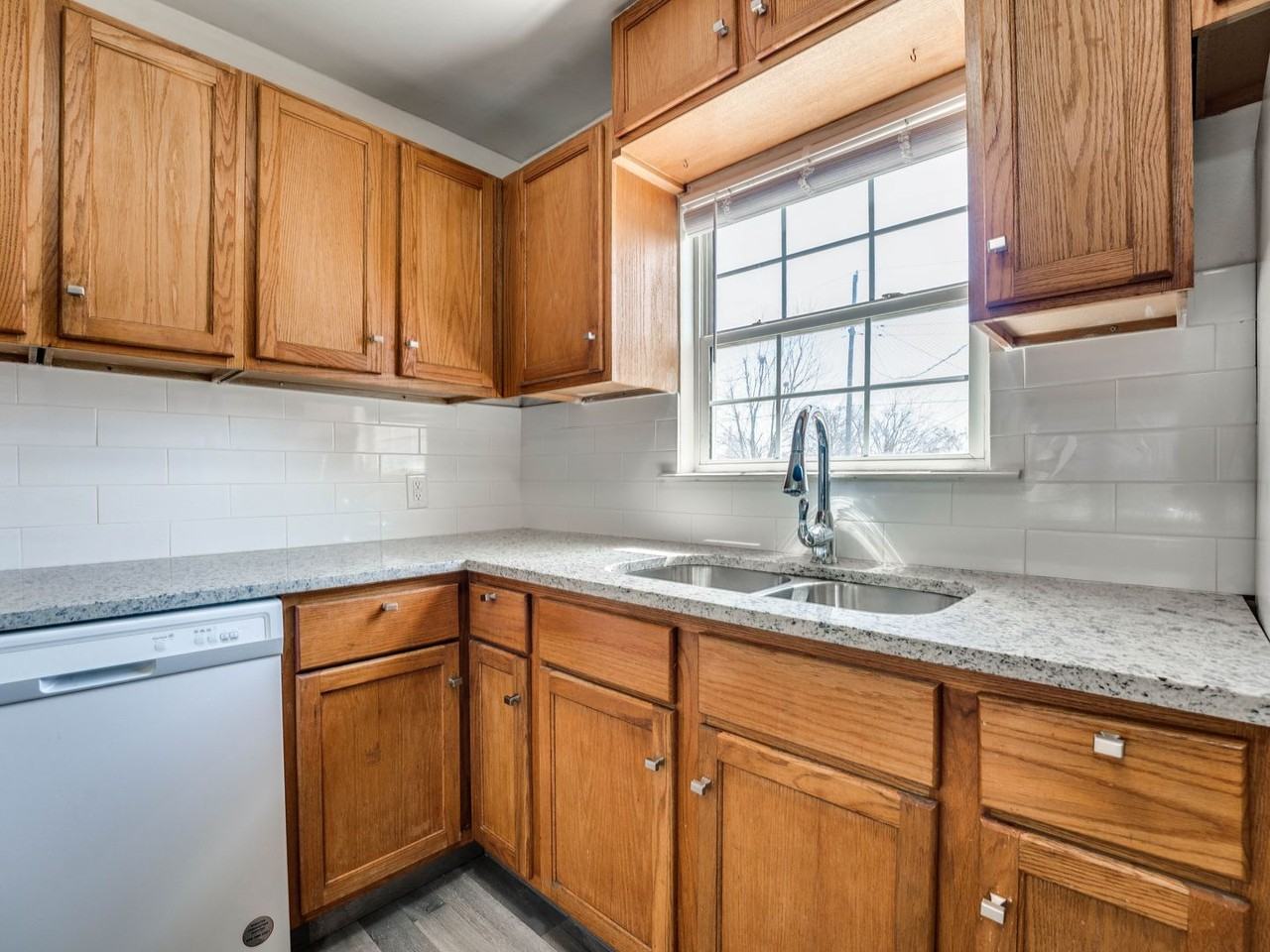 1207 Carol Dr - Photo 4 of 38