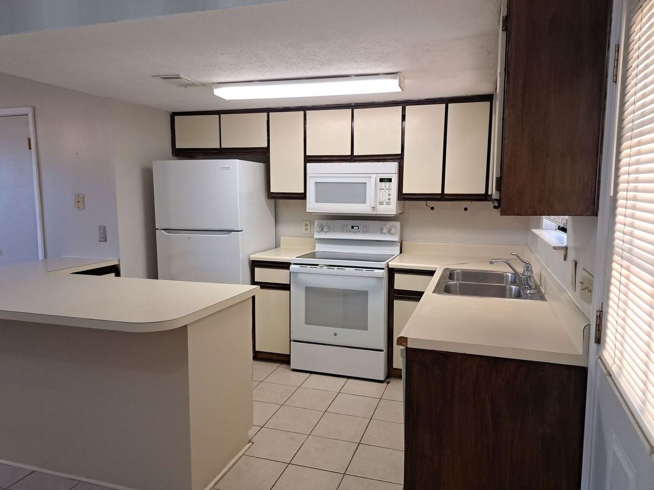 4837 S Lakewood Dr - Photo 2 of 21