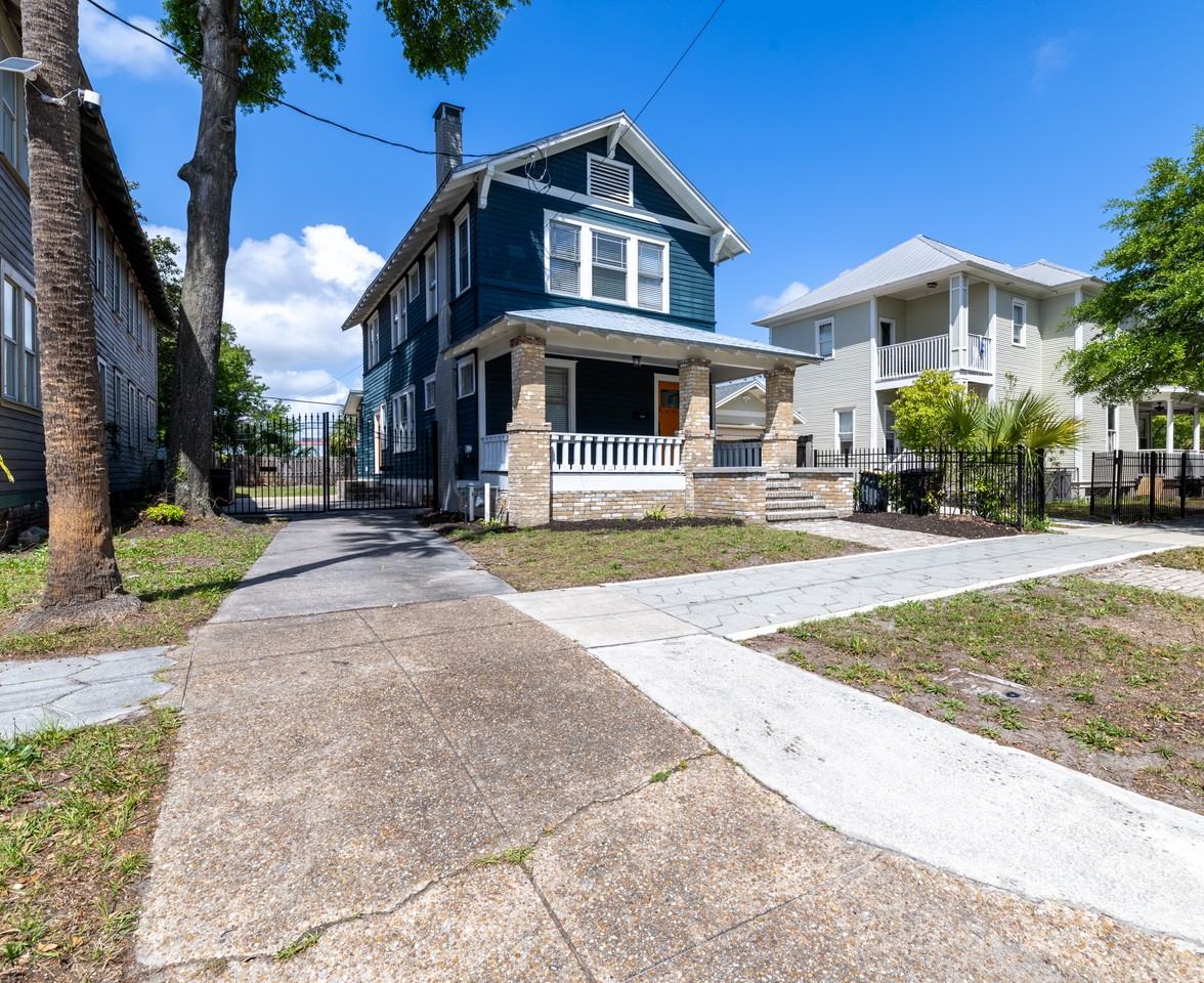 1842 Hubbard St #1 - Photo 2 of 32