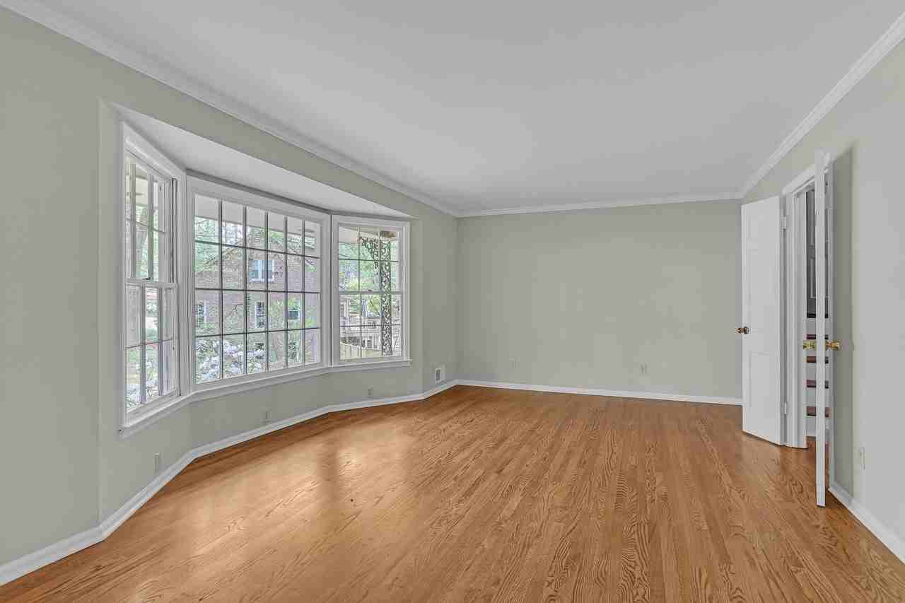 1561 Springfield Ct - Photo 3 of 32