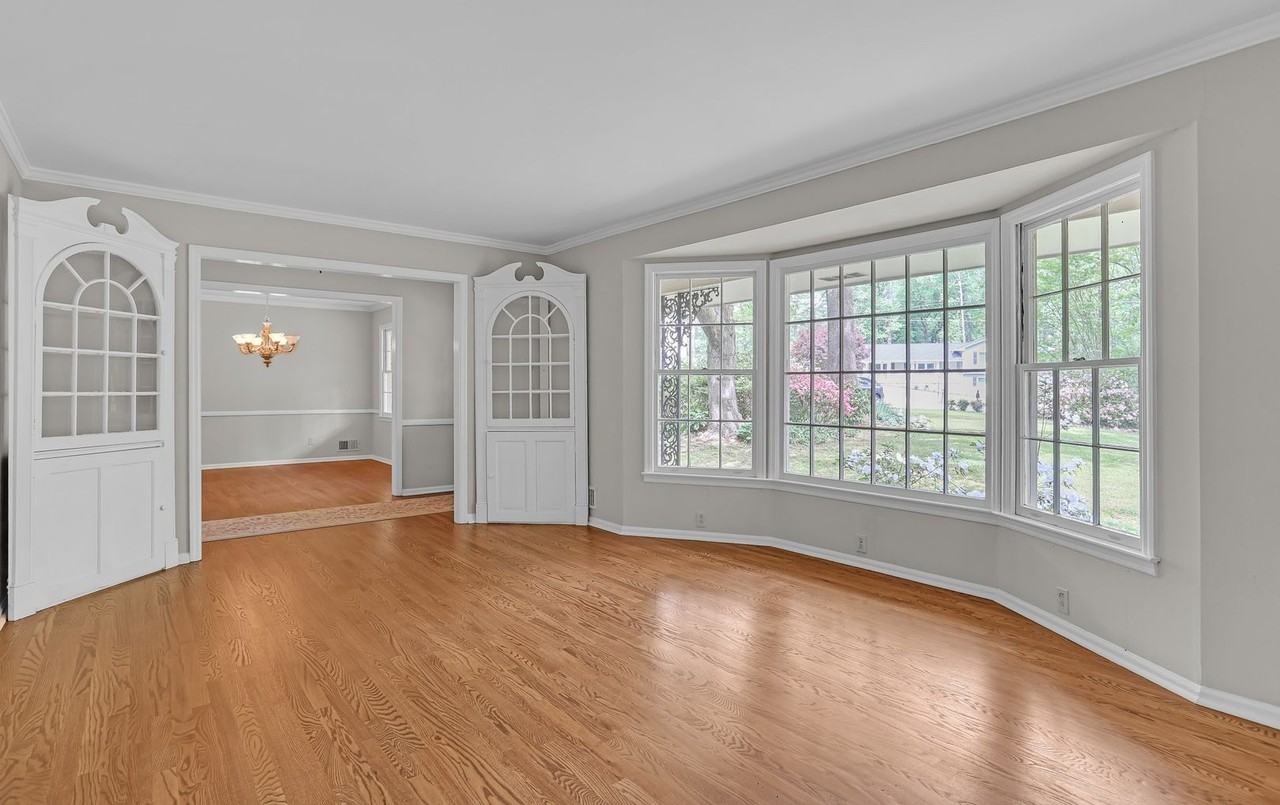 1561 Springfield Ct - Photo 4 of 32