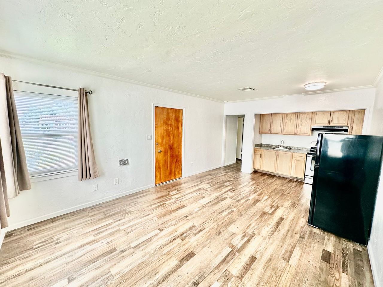 1602 N Wishon Ave - Photo 2 of 9