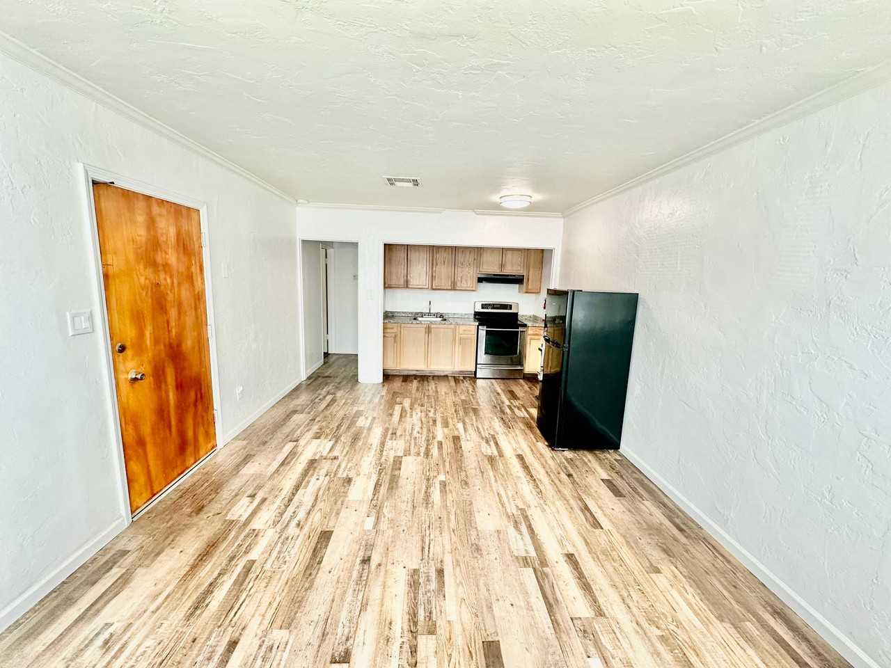 1602 N Wishon Ave - Photo 3 of 9