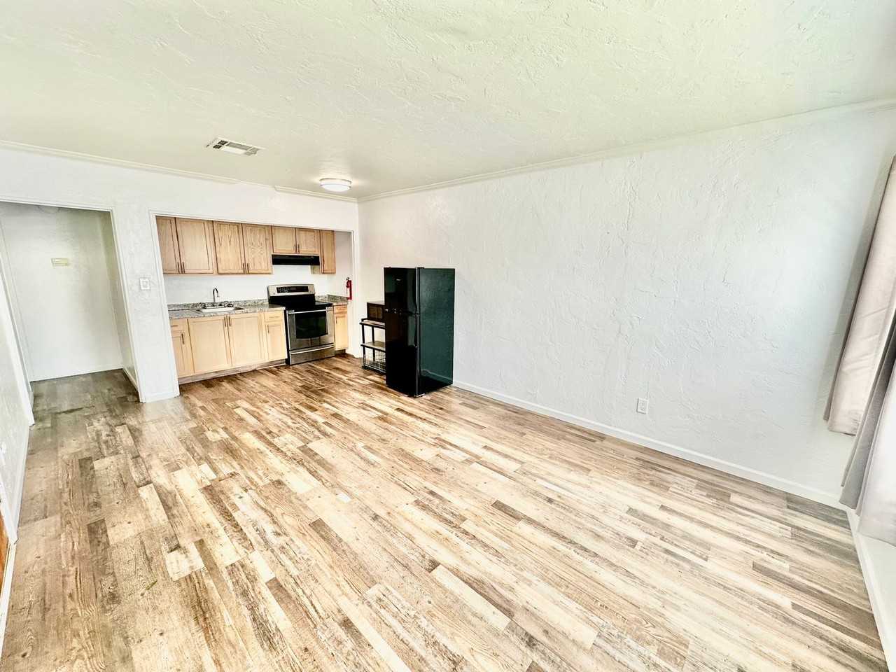 1602 N Wishon Ave - Photo 4 of 9