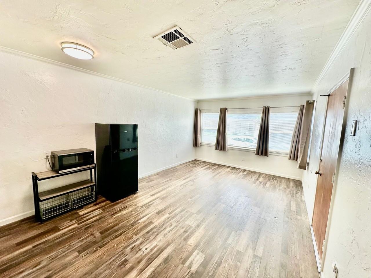 1602 N Wishon Ave - Photo 5 of 9