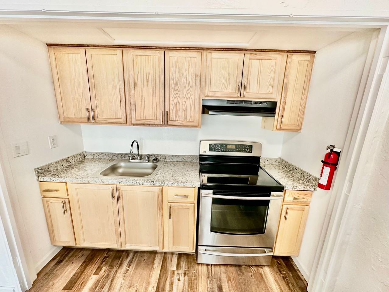 1602 N Wishon Ave - Photo 6 of 9