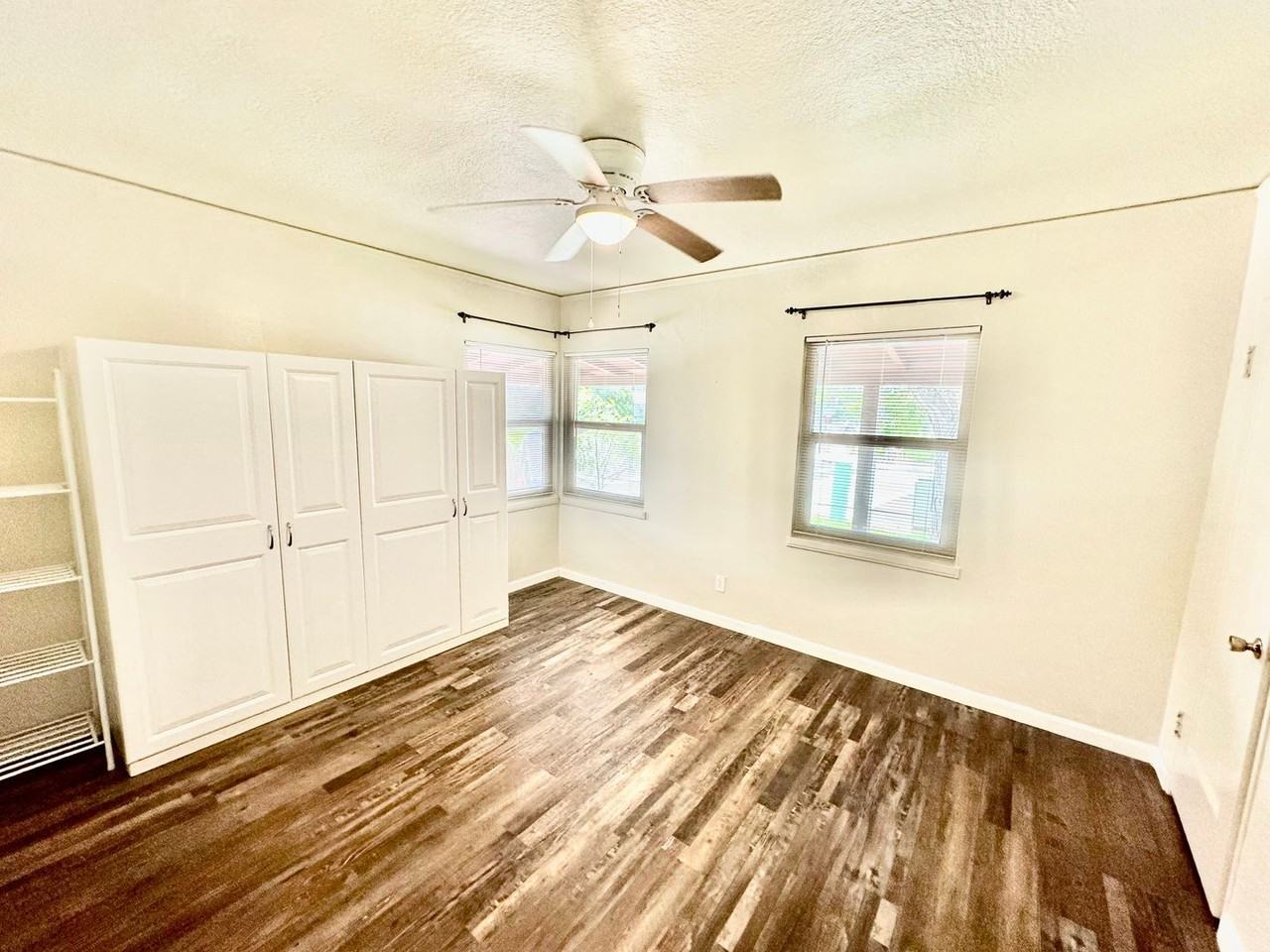 1602 N Wishon Ave - Photo 7 of 9