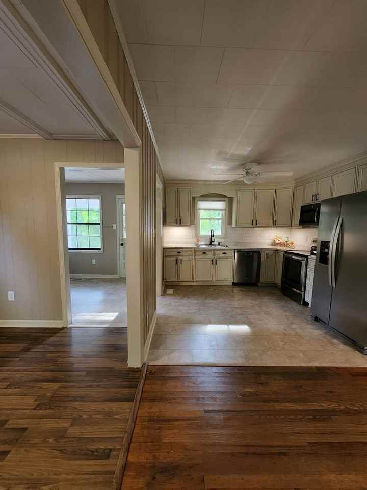 106 Louisa St - Photo 3 of 20