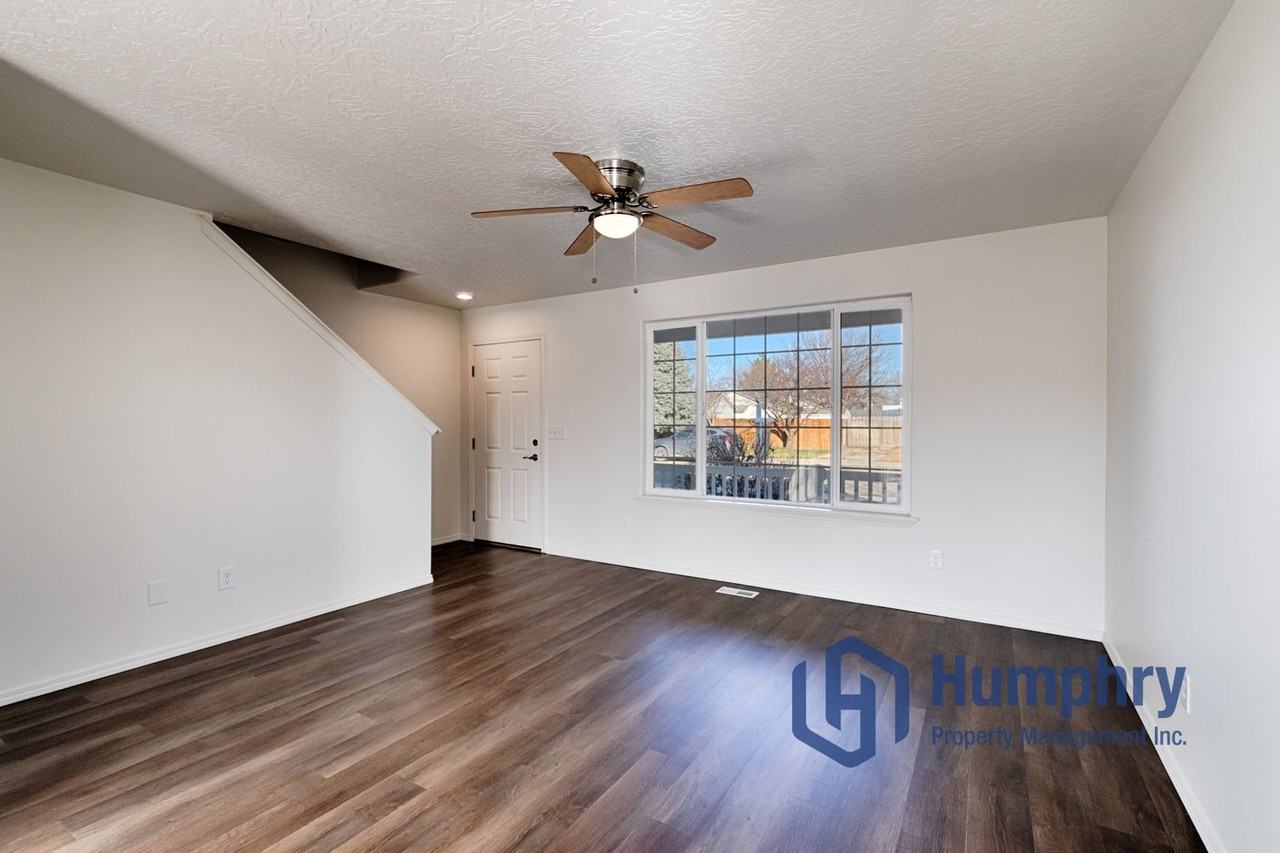 899 N Cornflower Ave - Photo 4 of 33