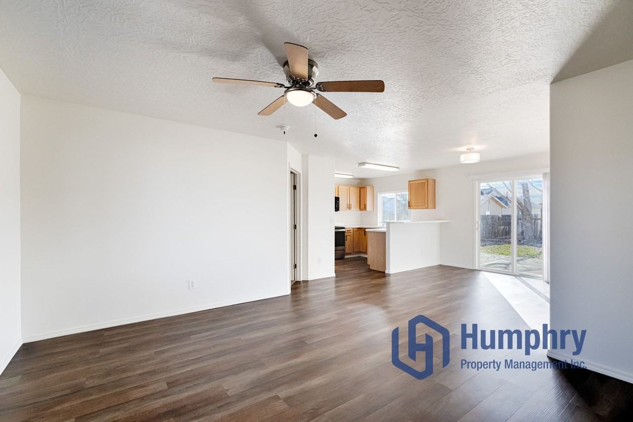 899 N Cornflower Ave - Photo 7 of 33