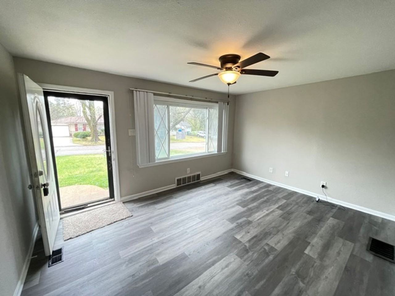 815 Bella Ln - Photo 2 of 12