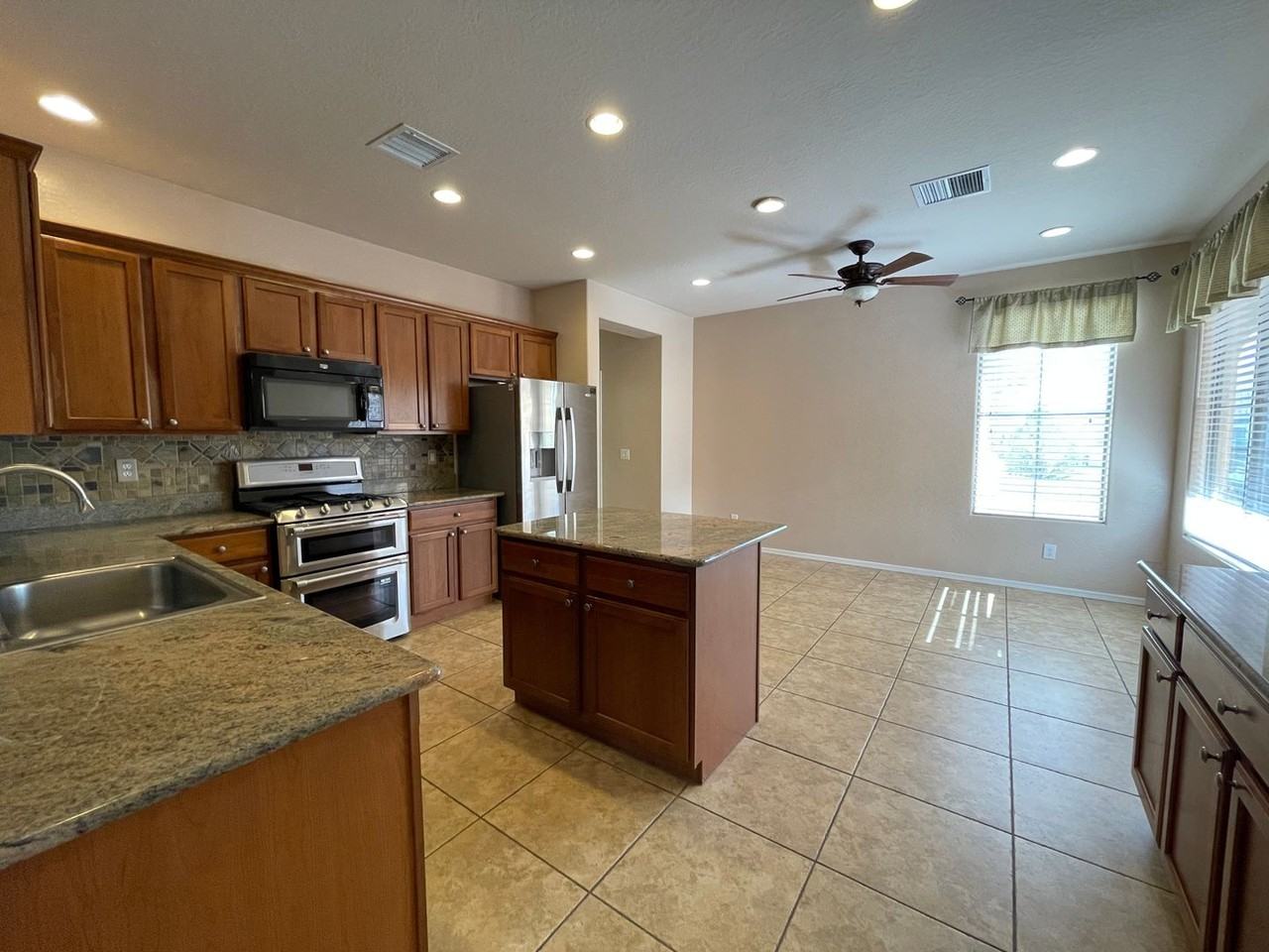 1728 N Colton Dr - Photo 3 of 11