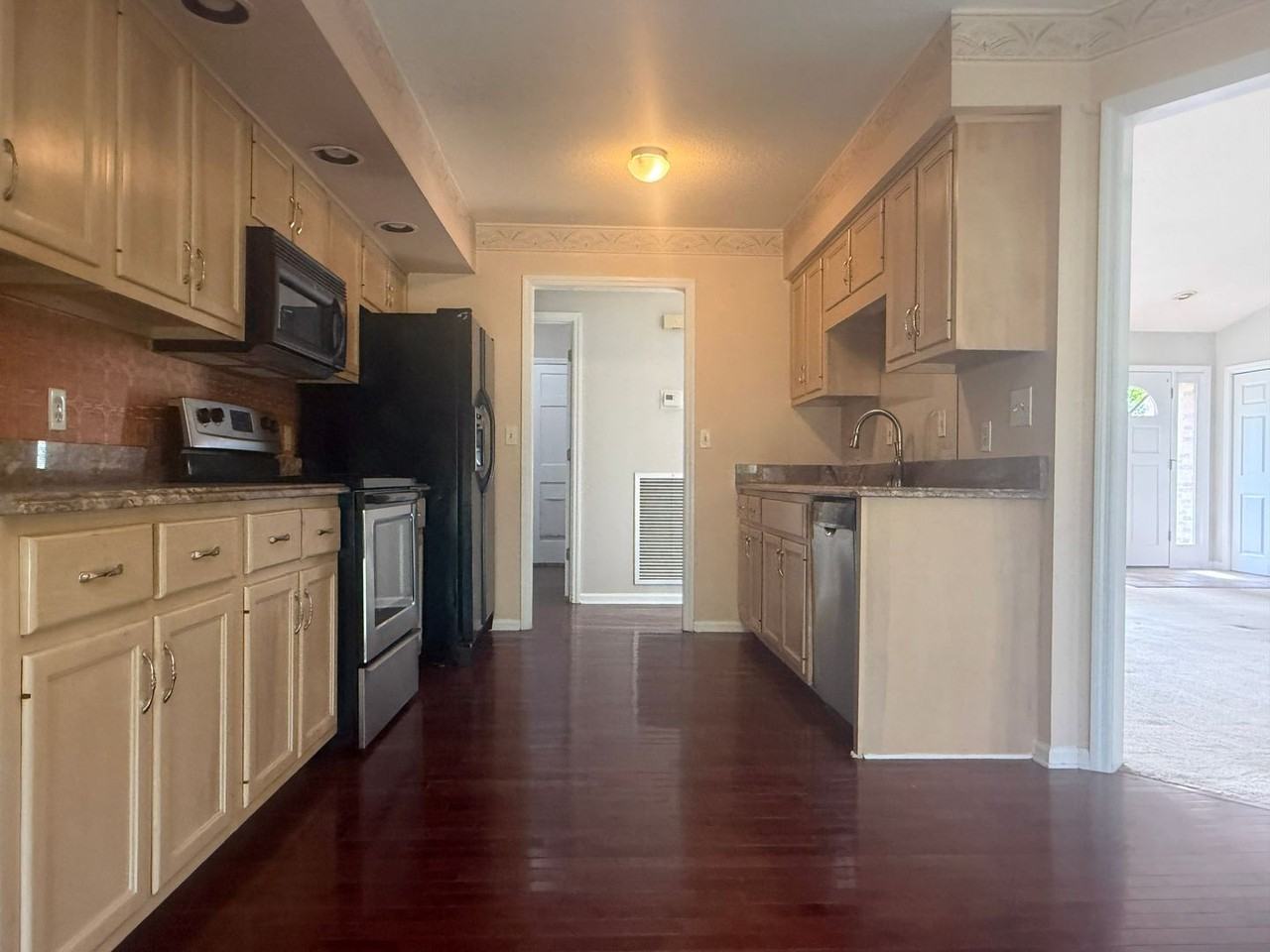 1758 Heathrow Dr - Photo 6 of 29