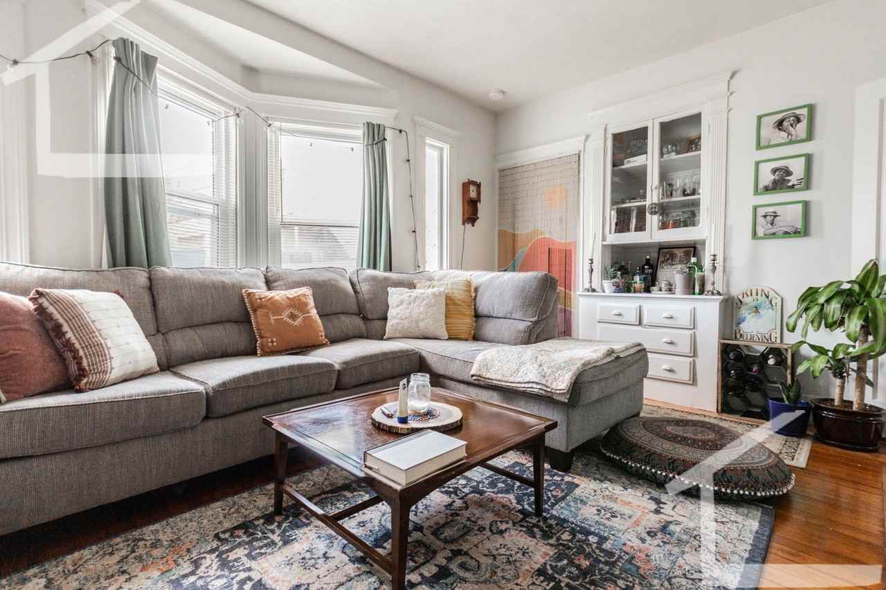 549 Washington St - Photo 6 of 9