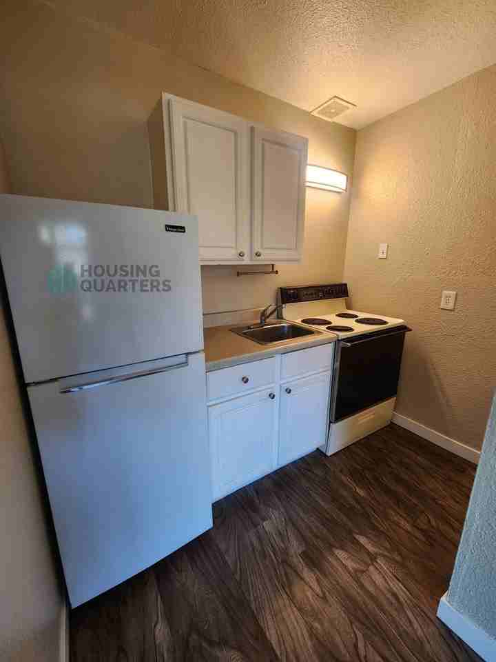 1822 W Gardner Ave - Photo 3 of 8