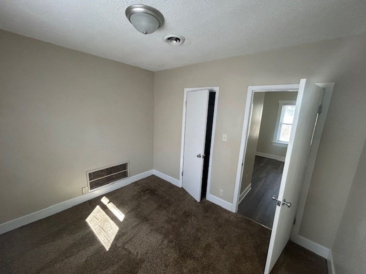 634 S Fountain St - Photo 5 of 18