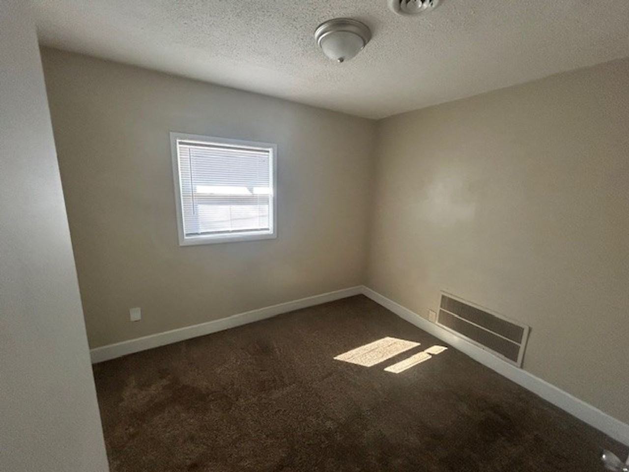 634 S Fountain St - Photo 7 of 18