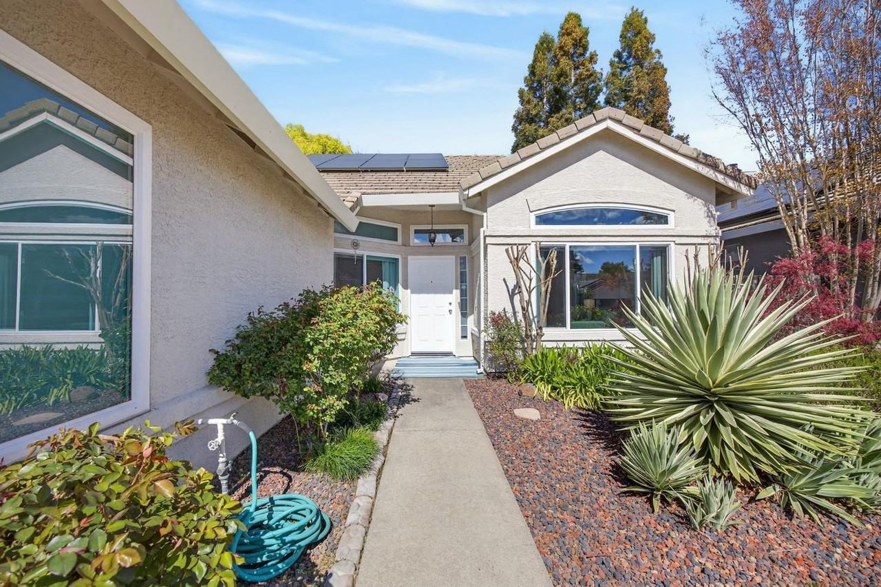 2726 Genesee Dr - Photo 2 of 33