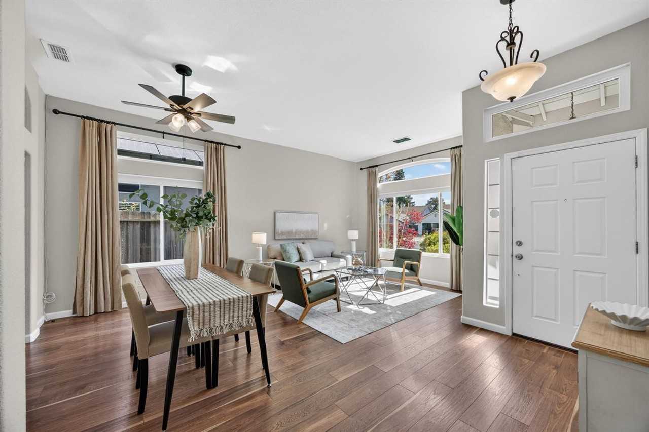 2726 Genesee Dr - Photo 3 of 33